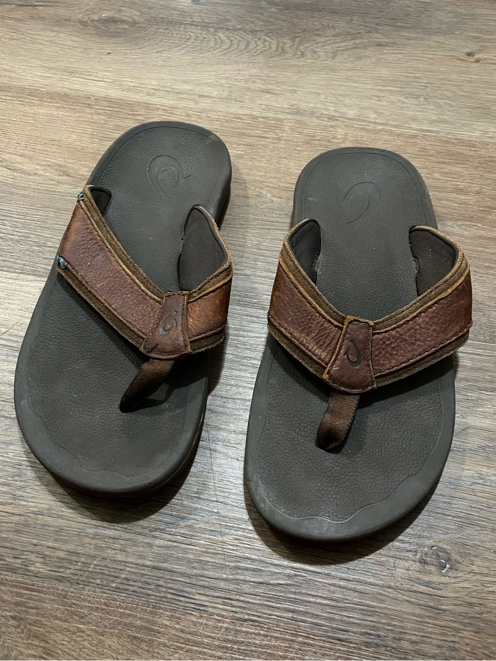 OluKai Kua‘aina Leather Sandals | Men's US 8 | Koa/Espresso | Comfort Flip Flops